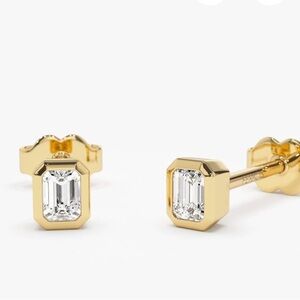 Single emerald stud earring 14kt yellow gold